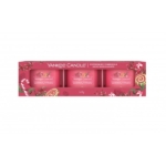 Un coffret cadeau Yankee Candle comprenant trois bougies roses dans une boîte rouge festive décorée de roues à épingles à la menthe, de cannes à sucre et de motifs de Noël. Le parfum est intitulé "Peppermint Pinwheels". Dakar