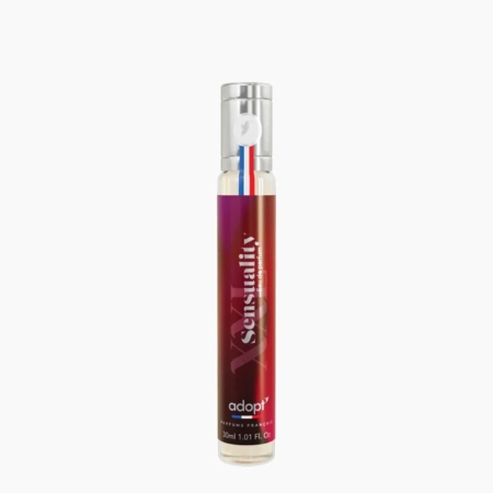 Un flacon pulvérisateur de parfum cylindrique étiqueté "Sensuality" par Adopt', avec un motif dégradé rouge et violet et un bouchon argenté, contenant 30 ml (1.01 fl oz). Dakar