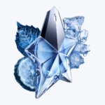 Un flacon d'Eau de Parfum Mugler Angel rechargeable pour femme en forme d'étoile se trouve au milieu de feuilles bleues glacées, d'une tranche d'agrume givrée et de glaçons, créant ainsi un look frais et cristallin. Dakar