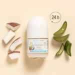 Un flacon de déodorant roll-on est placé entre des tranches de noix de coco à gauche et des tranches d'aloe vera à droite, avec une icône "24h" au-dessus, sur un fond beige. Dakar