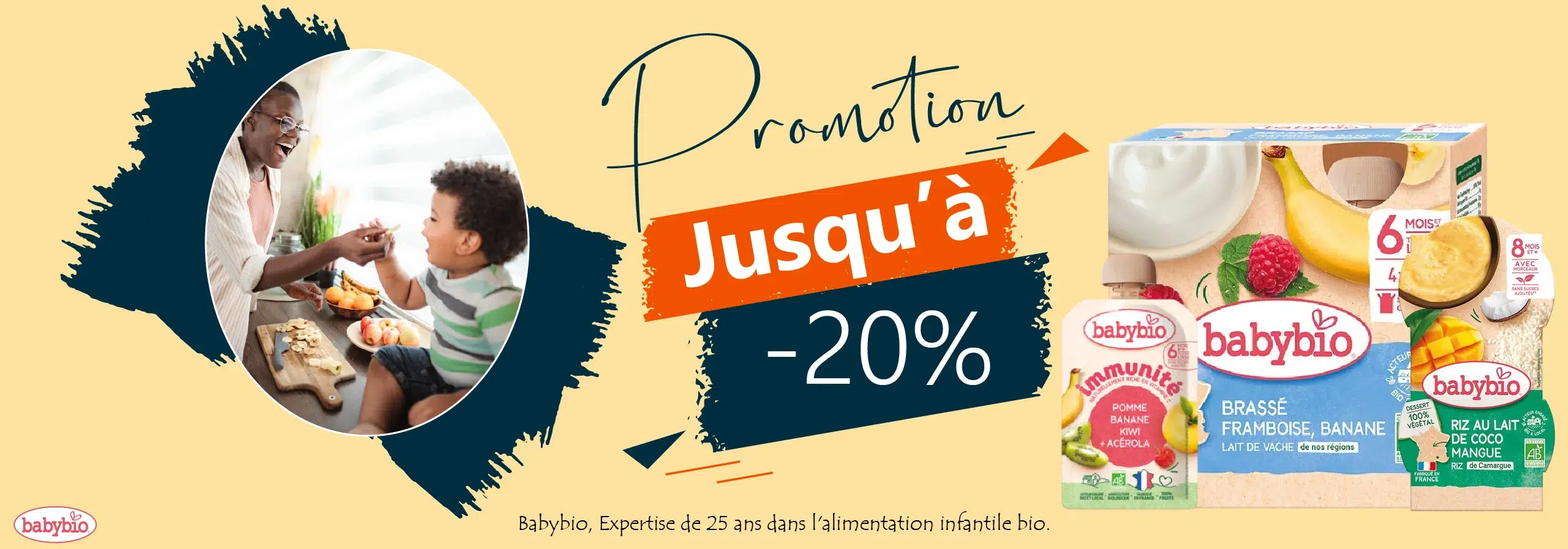 babybio-produit-alimentaire-da Un adulte souriant nourrit un enfant à une table. À côté d'eux, une bannière promotionnelle Babybio présente des yaourts aux fruits avec "Promotion Jusqu'à -20%" et "Expertise de 25 ans dans l'alimentation infantile bio" - faisant partie de la famille Univers Cosmetix. Dakar