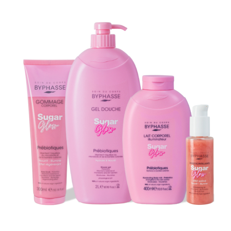 Quatre produits de soin Byphasse Sugar Glow roses sont présentés à la verticale sur un fond blanc, dont un gommage pour le corps, un gel douche, une lotion pour le corps et un gel exfoliant. Dakar