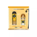 Le Coffret Noël le Village aux Senteurs Parfum Vanille 4 Produits comprend une eau de toilette et une brume corporelle à la vanille dans un emballage jaune avec un texte en français et une illustration de lampadaire. Dakar