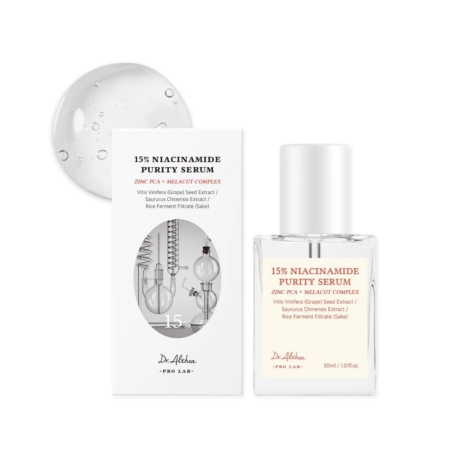 Un flacon transparent de Dr Althea 15% Niacinamide Sérum Anti Taches et Nourrissant 30 ml se trouve à côté de sa boîte blanche, tous deux affichant les détails du produit ; derrière eux, une goutte de sérum avec des bulles met en évidence la formule nourrissante. Dakar