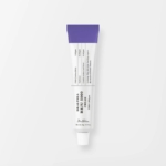 Un tube blanc et violet de Dr Althea Reju 5000 Crème Hydratante Apaisante 20ml se tient debout sur un fond blanc uni, affichant un texte noir et les détails du produit sur son étiquette. Dakar