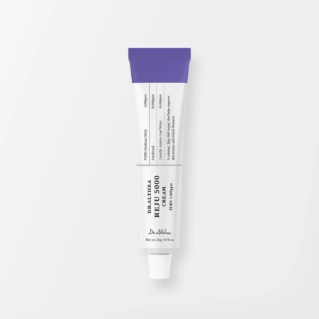 Un tube blanc et violet de Dr Althea Reju 5000 Crème Hydratante Apaisante 20ml se tient debout sur un fond blanc uni, affichant un texte noir et les détails du produit sur son étiquette. Dakar