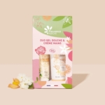 Un coffret de Fleurance Nature contenant une crème pour les mains et un gel douche. La boîte pastel est ornée de motifs floraux et d'agrumes. Les produits sont présentés devant la boîte et des fleurs blanches et jaunes se trouvent à côté de la boîte. Dakar