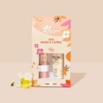 Le coffret Fleurance Nature "Duo Mains & Lèvres" comprend le Stick Lèvres Nutrition Intense Bio 4 g et la Crème Mains Vanille Bio 30ml dans un emballage beige et orange à thème floral, avec de délicates fleurs blanches et jaunes à côté de la boîte. Dakar