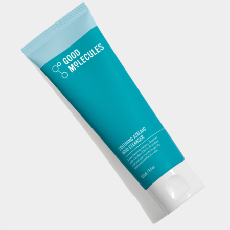 Un tube bleu de Good Molecules Soothing Facial AHA Cleanser se trouve sur un fond gris clair. L'étiquette comporte le nom de la marque et les détails du produit en texte blanc. Le bouchon est blanc et fermé. Dakar