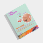 Boîte verte de Good Molecules Patchs Ultra Fin Anti Boutons Tenaces 30 pièces, avec un gros plan d'un patch sur le nez. L'emballage met en valeur 30 patchs hydrocolloïdes ultra-fins pour dissimuler les imperfections. Dakar