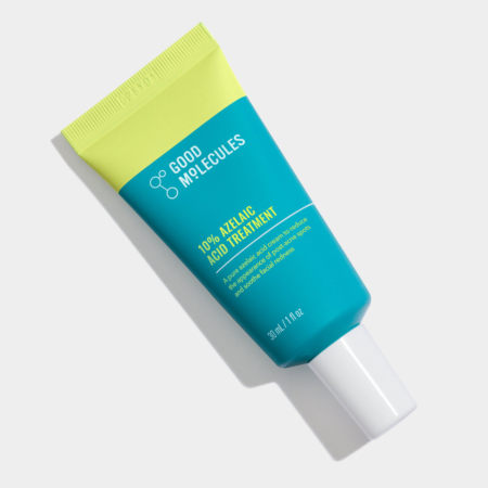 Un tube bleu et vert de Good Molecules 10% Azelaic Acid Treatment, posé sur une surface blanche, avec un bouchon blanc et un texte jaune sur l'emballage. Dakar