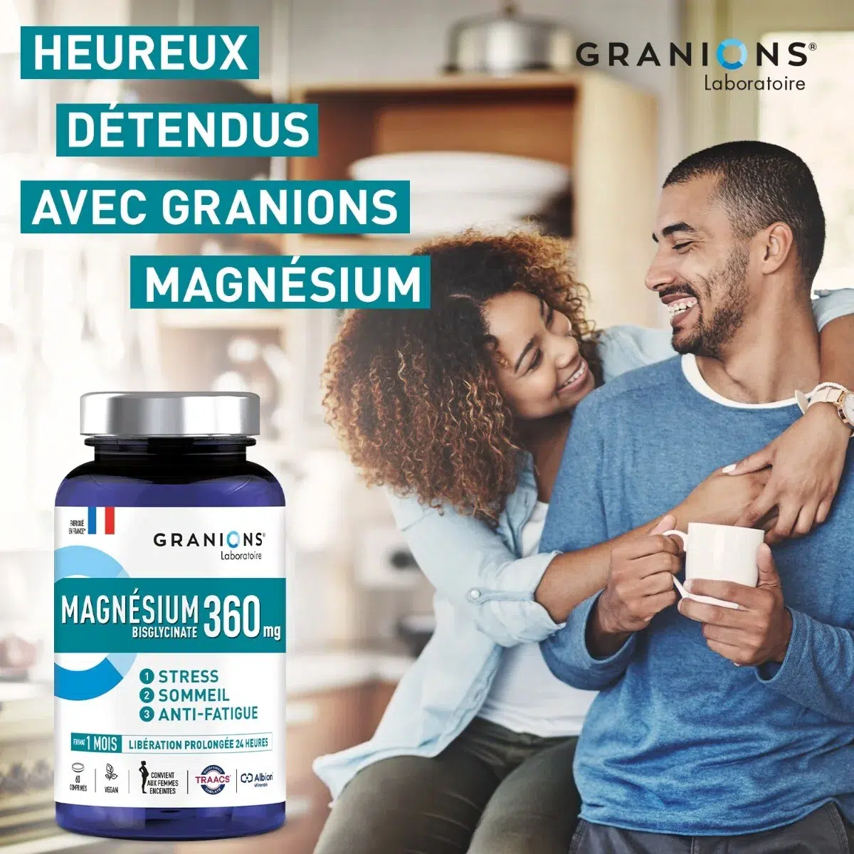 Un couple souriant est assis à la maison, la femme étreignant l'homme par derrière alors qu'il tient une tasse. Au premier plan, une bouteille de Granions Magnesium 360 mg. Le texte se lit comme suit : "Heureux, détendus avec Granions Magnésium. Dakar