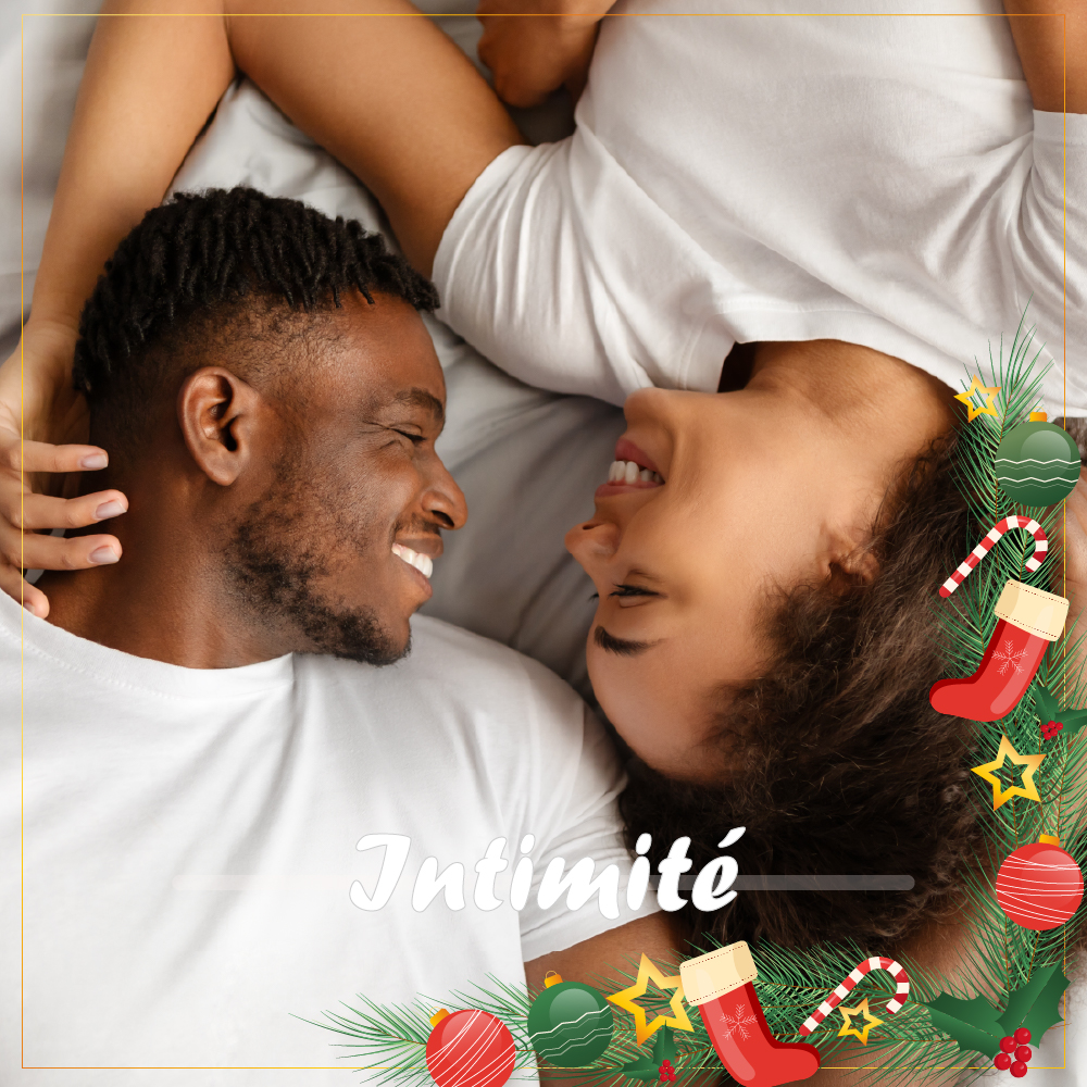 Un couple souriant est allongé l'un contre l'autre, se regardant dans les yeux et se touchant le visage. Tous deux portent des chemises blanches. Des décorations festives sur le thème de Noël encadrent l'image, avec "Intimité" et Univers Cosmetix en bas. Dakar