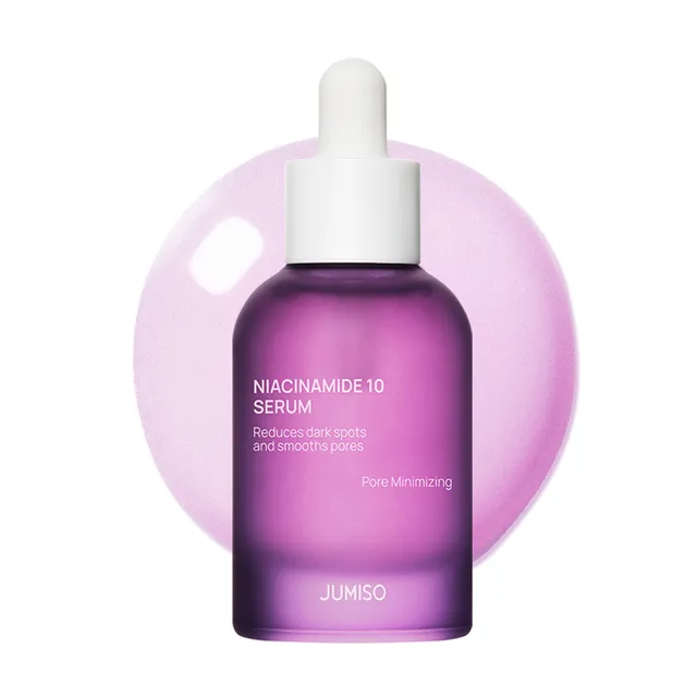 Un flacon violet de Jumiso Niacinamide 10 Serum avec un bouchon compte-gouttes blanc se trouve devant une tache de liquide violet clair. Le texte sur le flacon met en avant les avantages du produit en termes de réduction des pores et de lissage de la peau. Dakar
