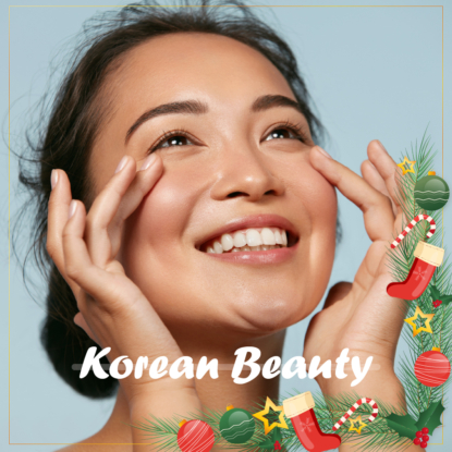 Une femme souriante se touche doucement le visage avec les deux mains. Le texte "Korean Beauty" et Univers Cosmetix apparaît en bas, décoré de décorations de Noël, de sucres d'orge et de bas sur un fond bleu clair. Dakar