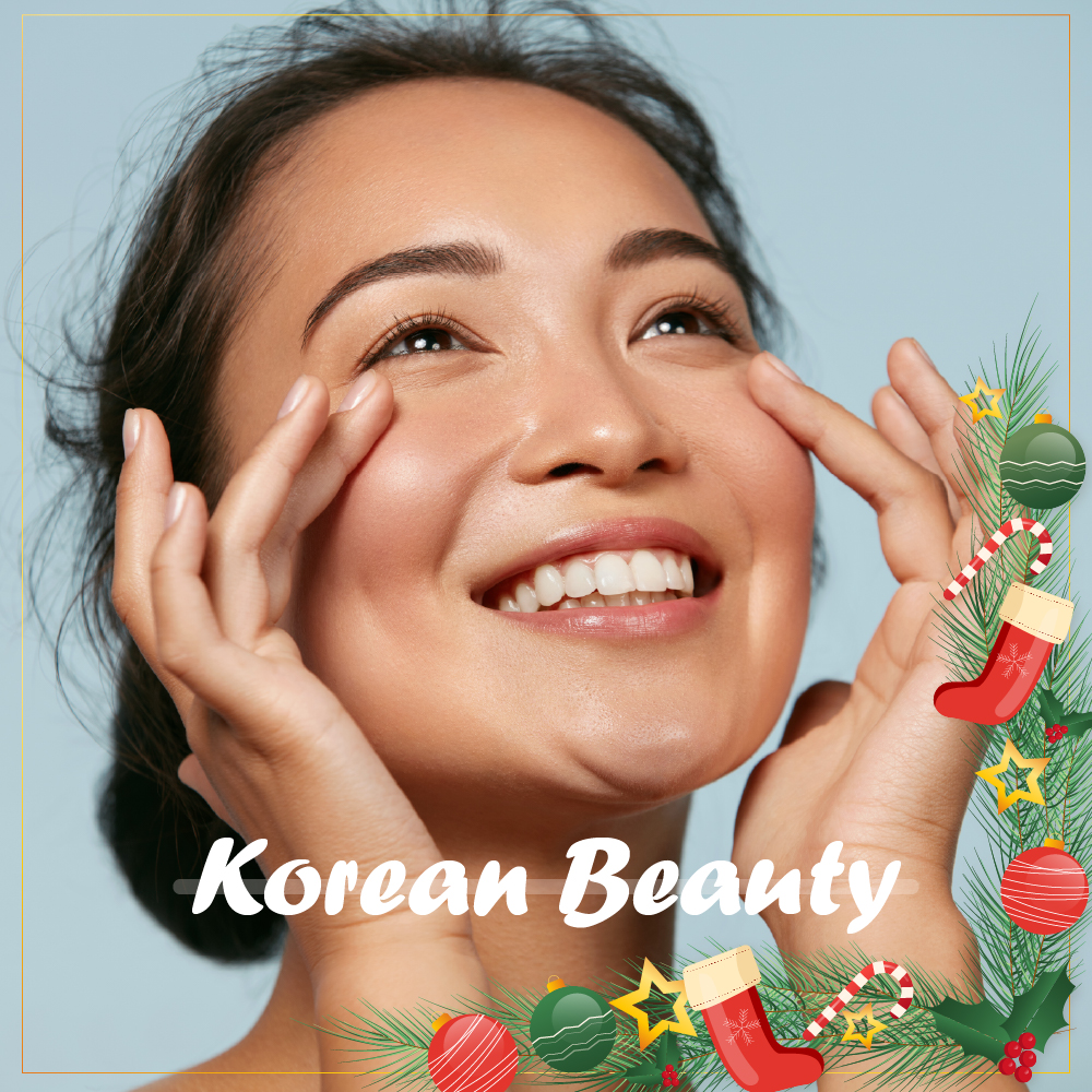 Une femme souriante se touche doucement le visage avec les deux mains. Le texte "Korean Beauty" et Univers Cosmetix apparaît en bas, décoré de décorations de Noël, de sucres d'orge et de bas sur un fond bleu clair. Dakar