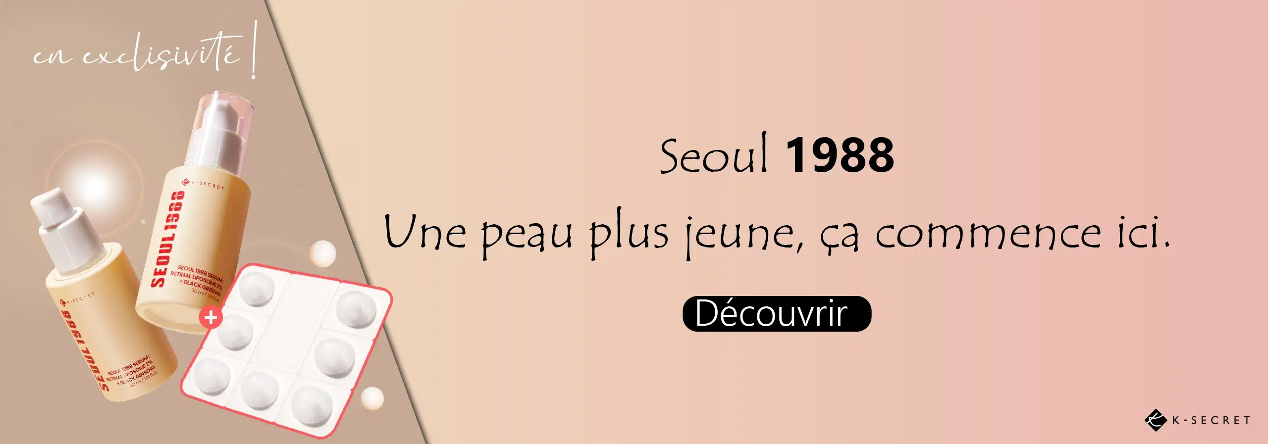 ksecret-seoul-1988-coreen-serum Deux flacons de soin étiquetés "Séoul 1988" sont posés sur un plateau de capsules sur un fond rose tendre. Le texte en français se lit comme suit : "Une peau plus jeune, ça commence ici. Découvrir". Le logo de la marque "K-SECRET" et Univers Cosmetix figurent dans le coin. Dakar