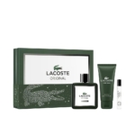 Un coffret cadeau Lacoste Original composé d'une boîte vert foncé, d'un flacon d'eau de Cologne, d'un tube de baume après-rasage et d'un petit flacon vaporisateur, le tout présenté sur un fond blanc. Dakar