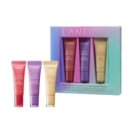 Quatre tubes de baume à lèvres LANEIGE en rose, rouge, violet et jaune, présentés dans une boîte pastel dégradée portant l'inscription "LANEIGE". La boîte présente trois des baumes dans des fenêtres découpées. Dakar