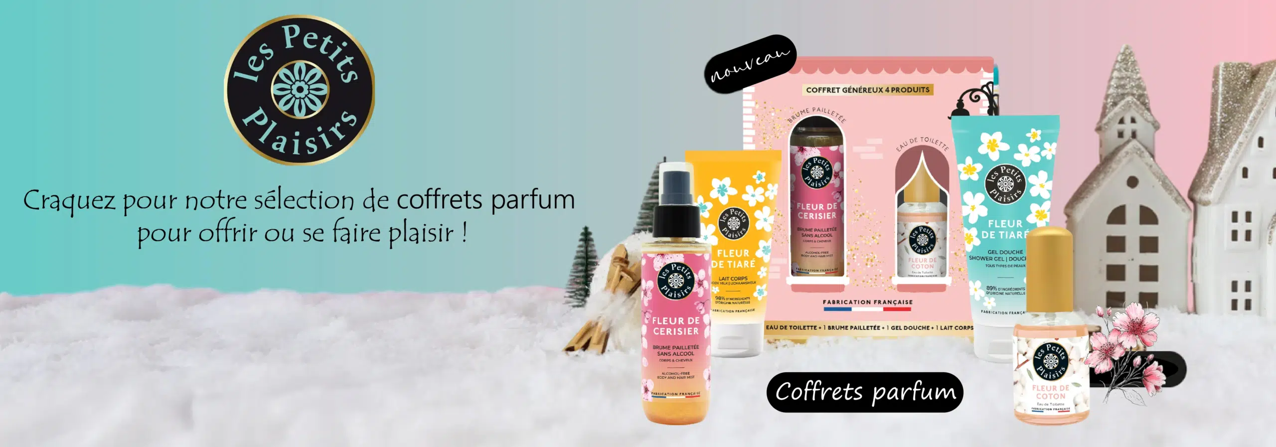 les-petits-plaisirs-parfums-dakar-universcosmetix-2 Les coffrets cadeaux des parfums et lotions "Les Petits Plaisirs" d'Univers Cosmetix sont présentés sur de la neige avec de petites maisons décoratives en arrière-plan. Un texte en français invite les spectateurs à profiter de ces produits parfumés ou à les offrir. Dakar
