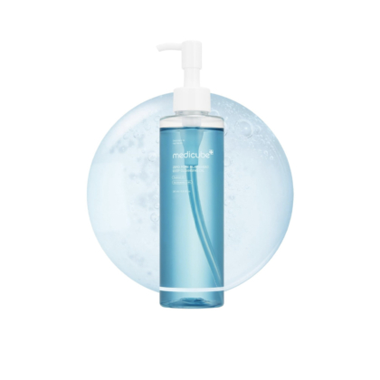 Un flacon pompe bleu clair de Medicube Huile Nettoyante Anti Points Noir et Pores Dilates Zero Pore Blackhead 205 ml se trouve devant un grand cercle liquide bleu translucide avec des bulles sur un fond blanc. Dakar