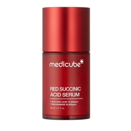 Une bouteille rouge de Medicube Red Succinic Acid Serum avec un texte blanc détaillant le nom du produit et les ingrédients clés, debout sur un fond blanc. Dakar