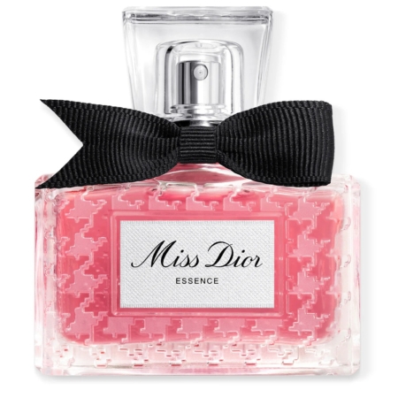 Flacon transparent et texturé de Dior Miss Dior Essence Extrait de Parfum pour Femme avec un liquide rose, un vaporisateur argenté et un nœud noir sur le col. L'étiquette blanche porte le nom de la marque et du parfum en texte noir. Dakar