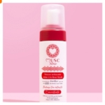 Un flacon de mousse nettoyante intime Musc Intime au parfum de rose, arborant un motif rose et blanc avec un logo en forme de cœur, sur un fond rose assorti. Dakar