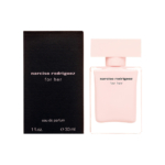 Un flacon de parfum rose pâle étiqueté "narciso rodriguez for her" se trouve à côté de son emballage noir, qui affiche également le même texte et des détails supplémentaires en caractères blancs. Dakar