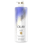 Une bouteille de gel douche hydratant au rétinol de Olay, 20 fl oz, avec un distributeur à pompe. L'étiquette est blanche et violette avec des accents dorés et un texte soulignant la teneur en rétinol et en vitamine B3. Dakar