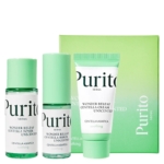 Le Trio Apaisant Rapide Wonder Releaf Kit Centella Mini sans Parfum, composé d'une lotion, d'un sérum et d'une crème, est présenté devant une boîte verte Purito, avec des étiquettes "Wonder Relief Centella" et des capuchons vert clair avec un emballage blanc-vert. Dakar