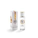 Un flacon en verre transparent du parfum Roger & Gallet Bois d'Orange se trouve à côté de sa boîte blanche, qui présente des motifs floraux orange. Le flacon et l'étui portent tous deux le logo de la marque et le nom du produit. Dakar