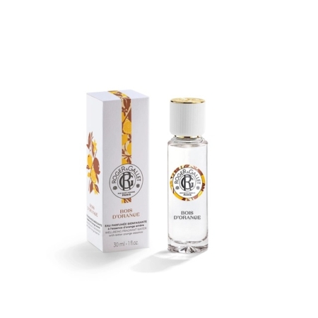 Un flacon en verre transparent du parfum Roger & Gallet Bois d'Orange se trouve à côté de sa boîte blanche, qui présente des motifs floraux orange. Le flacon et l'étui portent tous deux le logo de la marque et le nom du produit. Dakar