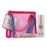 Coffret cadeau rose Roger & Gallet Paris comprenant un sac transparent, une lanière bleue, une crème pour les mains parfumée à la rose, un coffret assorti sur le thème de la rose et une étiquette affichant les détails du produit. Dakar