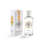 Un flacon transparent du parfum Roger & Gallet Néroli se trouve à côté de sa boîte blanche, décorée de fleurs orange et de feuilles vertes. Le flacon et l'étui portent tous deux le logo circulaire de la marque et des informations sur le produit. Dakar