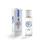 Un flacon du parfum Vanille Soleil de Roger & Gallet se trouve à côté de son coffret assorti, tous deux décorés d'accents bleus et or et de motifs floraux, contenant 30 ml (1 fl oz) d'eau parfumée bienfaisante. Dakar