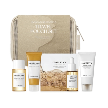 Un ensemble de pochettes de voyage pour soins de la peau étiqueté "Madagascar Centella" avec cinq produits de soins de la peau, y compris des flacons, un compte-gouttes, un tube et un sachet, disposés devant une pochette beige à fermeture éclair. Dakar