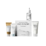 Le Kit Skin1004 Unifiant le Teint à la Centella de Madagascar comprend quatre tubes blancs et un flacon compte-gouttes aux étiquettes minimalistes, tous disposés autour de la boîte principale du kit. Dakar