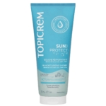 Un tube bleu de la douche réhydratante Topicrem Sun Protect pour peaux sensibles, 200 ml. L'emballage met en avant sa capacité à éliminer les filtres UV, le sel, le sable et le chlore. Dakar
