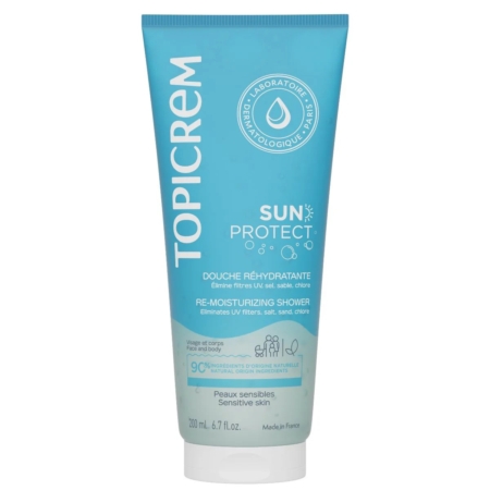 Un tube bleu de la douche réhydratante Topicrem Sun Protect pour peaux sensibles, 200 ml. L'emballage met en avant sa capacité à éliminer les filtres UV, le sel, le sable et le chlore. Dakar