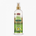 Un flacon de 355 ml d'African Pride Natural Salon Care Moisture Restore Curl Refresher avec un bouchon doré et une étiquette verte et blanche présentant les détails du produit sur le devant. Dakar