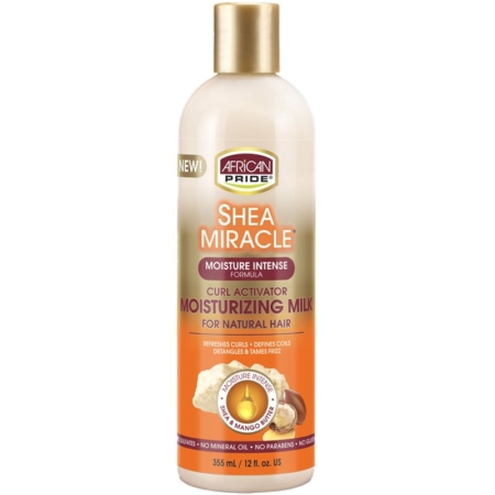 Une bouteille d'African Pride Shea Miracle Moisturizing Milk pour cheveux naturels, avec un étiquetage orange et or et des images de beurre de karité et d'une noix de karité craquelée sur le devant. La bouteille contient 355 ml (12 fl oz). Dakar