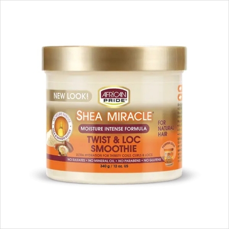 Un pot de African Pride Shea Miracle Moisture Intense Formula Twist & Loc Smoothie pour cheveux naturels, avec un étiquetage orange et beige et un couvercle à vis, avec les avantages du produit et les ingrédients énumérés sur l'emballage. Dakar