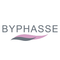 Logo BYPHASSE avec des lettres majuscules grises au-dessus de deux formes courbes, l'une grise et l'autre rose, ressemblant à des feuilles stylisées ou à des vagues sur un fond blanc. Dakar