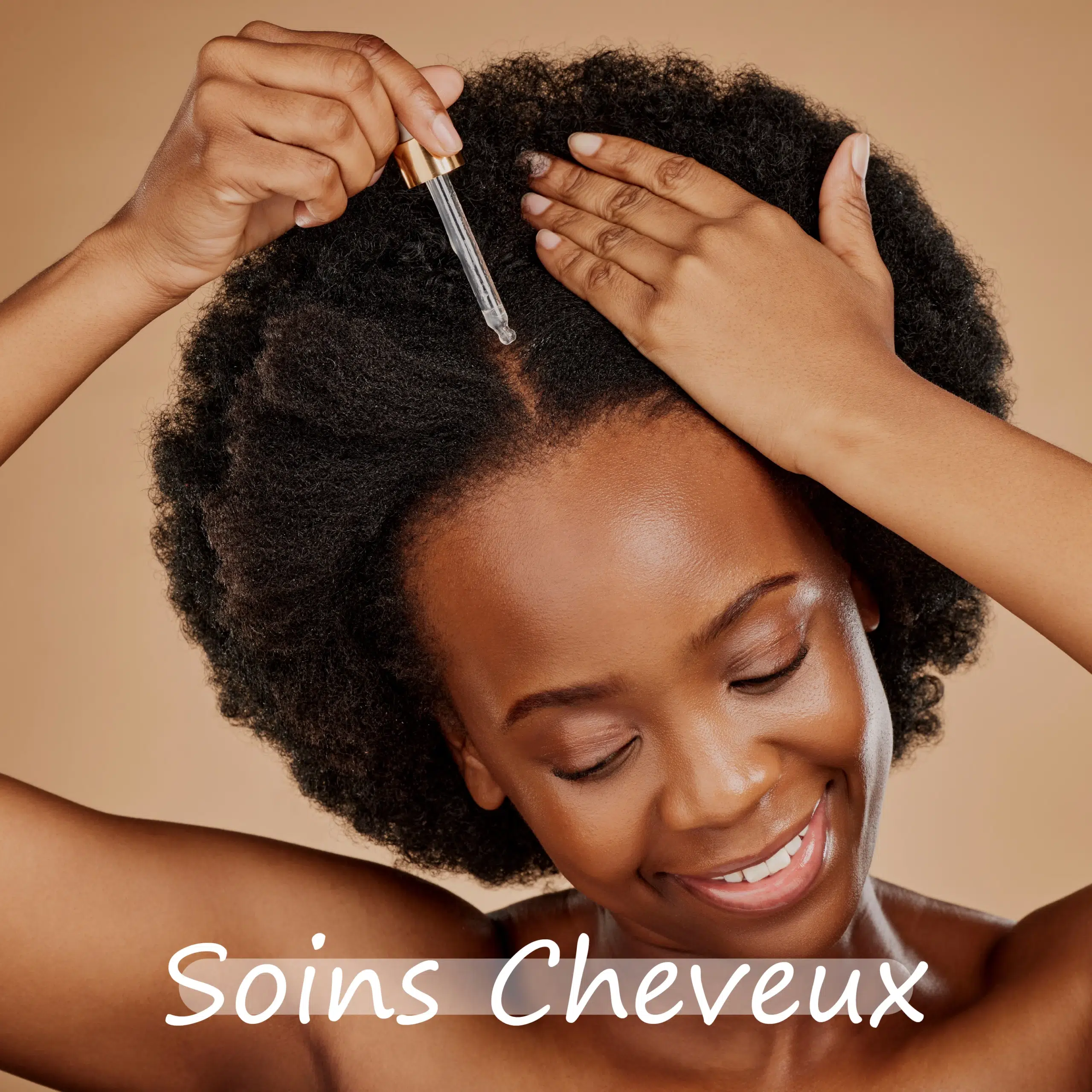 Une femme souriante applique le sérum capillaire Univers Cosmetix sur son cuir chevelu à l'aide d'un compte-gouttes. Elle a des cheveux naturels et bouclés et pose sur un fond beige. Le texte "Soins Cheveux" apparaît en bas de l'image. Dakar