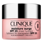 Un pot rose de Clinique Moisture Surge SPF 25 Sheer Hydrator avec un texte noir détaillant les informations sur le produit, notamment le bioferment d'aloès, la provitamine D et l'emballage responsable. Dakar