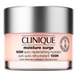 Un pot rose de Clinique Moisture Surge 100H Auto-Replenishing Hydrator avec un couvercle argenté, comportant une étiquette avec les détails du produit et un symbole de durabilité sur le côté droit. Dakar