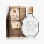 Le flacon ovale transparent de l'eau de toilette Diesel Fuel for Life 50 ml se trouve à côté de sa boîte marron, avec le nom du produit et les mots "Use With Caution" (utiliser avec précaution). Dakar