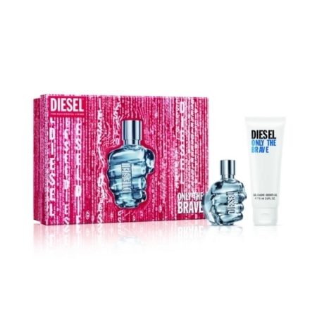 Coffret Diesel Only The Brave composé d'une boîte rose à motifs, d'un flacon de parfum en forme de poing et d'un tube blanc de lotion pour le corps présentés côte à côte. Dakar