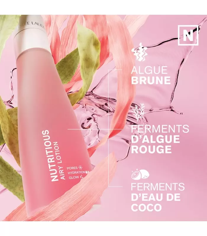 Un flacon rose de Estée Lauder Essence Émulsion Hydratante Légère Nutritious Radiant 200ml se trouve sur un fond rose avec des éclaboussures de liquide et des plantes vertes-roses. Le texte français mentionne les algues brunes, le ferment d'algues rouges et le ferment d'eau de coco comme ingrédients. Dakar